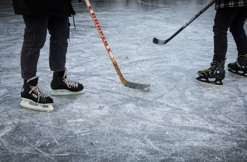 Auf dem Riedsee in Stuttgart-Möhringen wird bei frostigen Temperaturen Eishockey gespielt. Erlaubt ist das allerdings nicht. Foto: Lichtgut