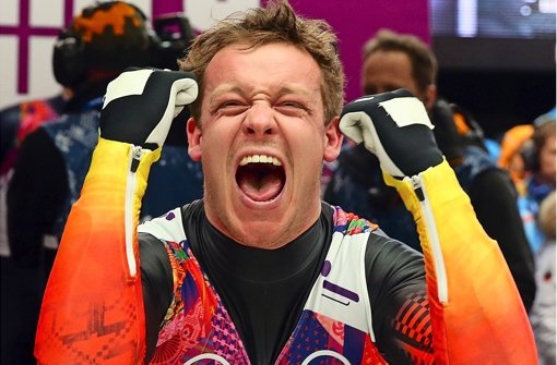 So sehen Sieger aus: Der deutsche Rodler Felix Loch freut sich über seine Goldmedaille Foto: Getty