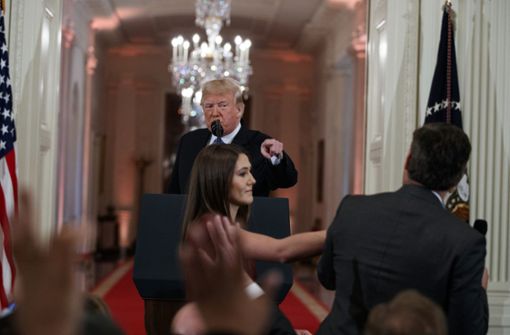 Der Grund für den Ausschluss: Reporter Jim Acosta soll während der Pressekonferenz an eine Praktikantin „Hand angelegt“ haben. Foto: AP