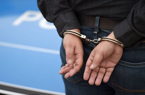 Ein aggressiver Betrunkener wehrte sich dagegen, dass ihm Handschellen angelegt werden (Symbolbild). Foto: imago//jörn Hake
