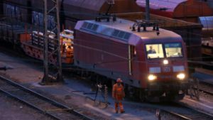 Beim Rangieren auf dem Bahnhof in Kornwestheim kracht eine Lok in einen Güterzug. Dabei wird der Lokführer verletzt. Foto: dpa (Symbolbild)