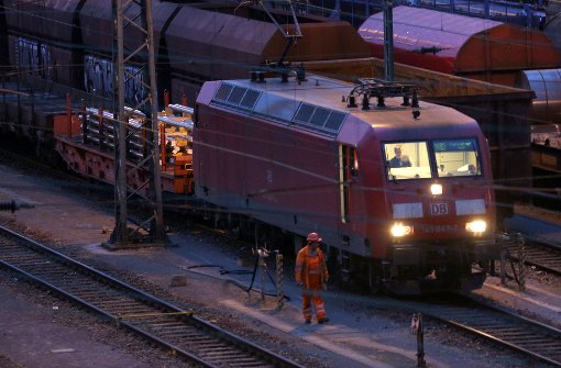 Beim Rangieren auf dem Bahnhof in Kornwestheim kracht eine Lok in einen Güterzug. Dabei wird der Lokführer verletzt. Foto: dpa (Symbolbild)