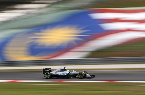 Lewis Hamilton deklassiert Nico Rosberg in Sepang. Foto: dpa