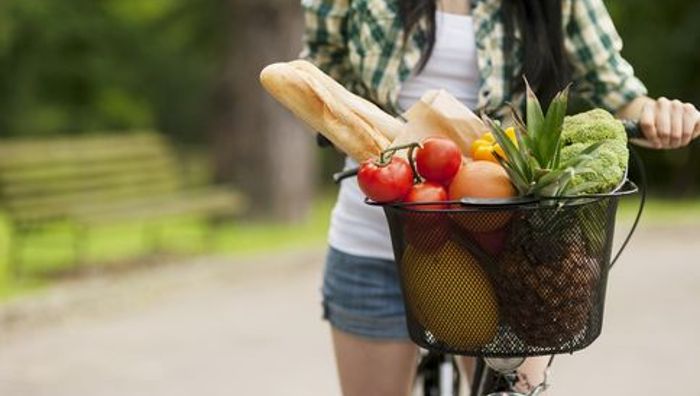 Mit dem Fahrrad zum Wochenmarkt radeln und gesundes Essen einkaufen - die perfekte Kombi, um ganz schnell in Shape zu kommen oder zu bleiben.