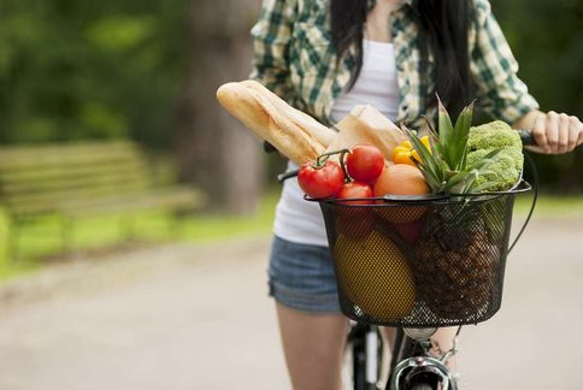 Mit dem Fahrrad zum Wochenmarkt radeln und gesundes Essen einkaufen - die perfekte Kombi, um ganz schnell in Shape zu kommen oder zu bleiben.