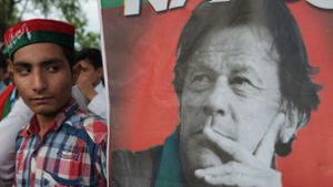 Der ehemalige Cricket-Star Imran Khan auf einem Plakat. Foto: AFP