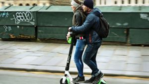 Zu zweit auf dem Roller – das ist eigentlich in Paris verboten. Foto: AFP