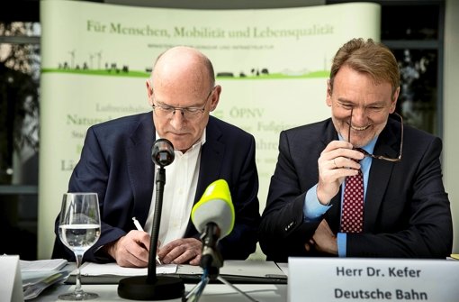 Gute Laune bei der Unterzeichnung eines Vorvertrages: Minister Hermann (li.), Bahn-Vorstand Kefer Foto: Lichtgut/Leif Piechowski