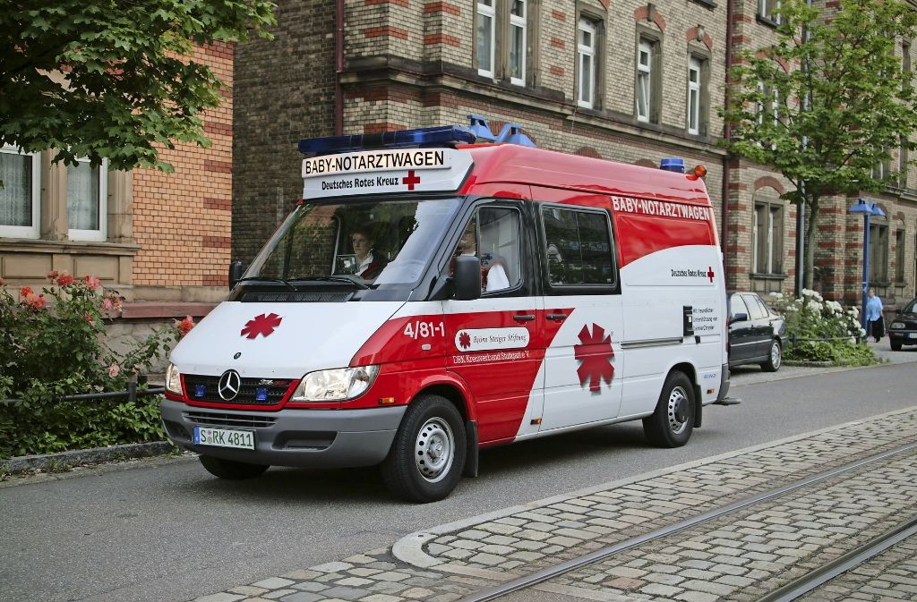 Hier ist der Baby-Notarztwagen noch in Stuttgart im Einsatz – inzwischen dient das Fahrzeug der Björn-Steiger-Stiftung zu Werbezwecken für Spenden Foto: Björn-Steiger-Stiftung