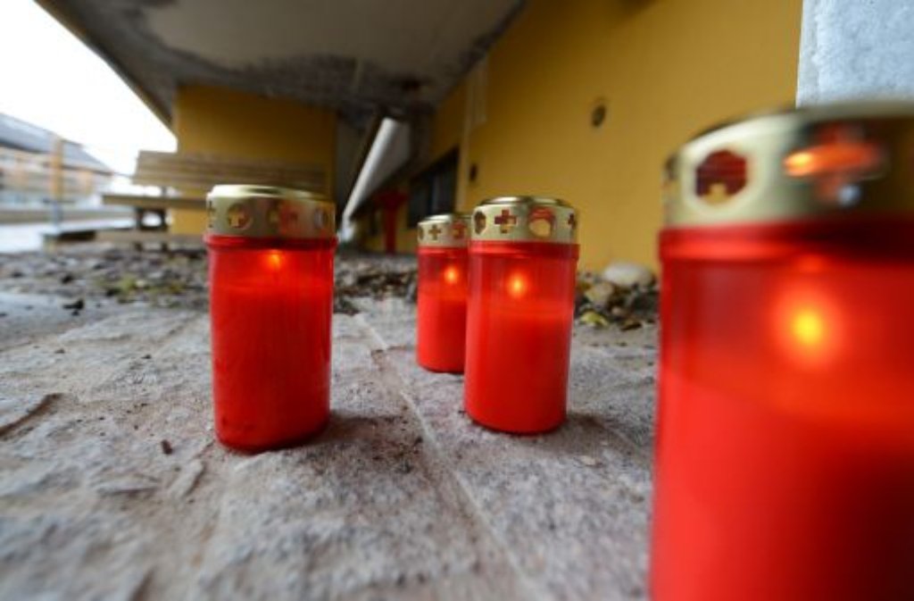 Trauer um die Toten: Bei einem Brand in einer Behindertenwerkstatt in Titisee-Neustadt im Schwarzwald sind am Montag 14 Menschen ums Leben gekommen.