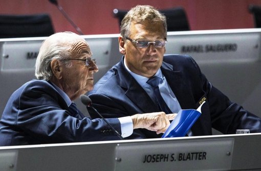 Joseph Blatter (links) im Gespräch mit Jérôme Valcke. Foto: dpa