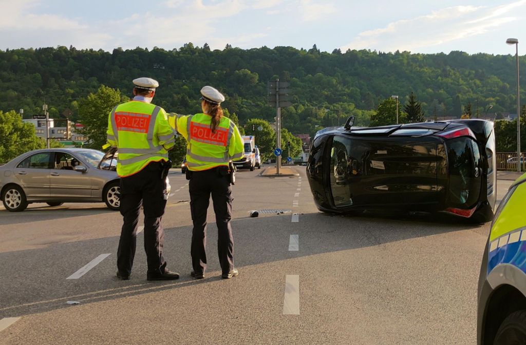 Die Polizei nimmt den Unfall an einer Kreuzung in Stuttgart-Wangen auf.