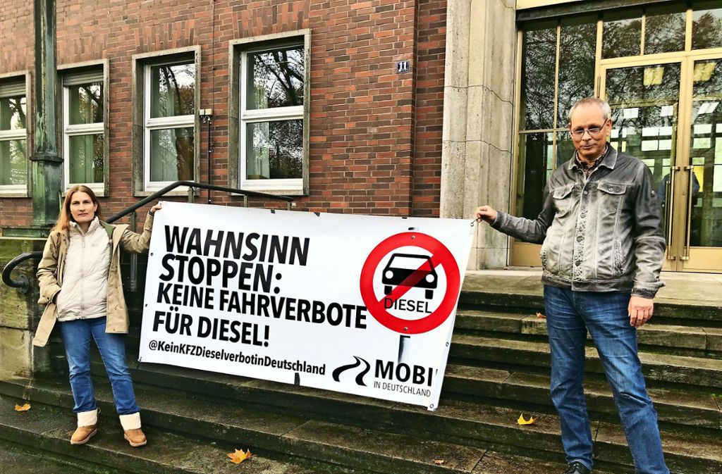Vor dem VGH-Gebäude in Mannheim demonstrieren wenige Fahrverbots-Gegner.