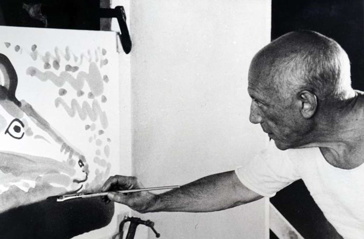 Pablo Picasso (1881 bis 1973) bei der Arbeit in seinem Atelier.