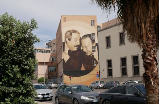 Auf einer Hauswand am Hafen von Palermo prangt das Bild der 1992 ermordeten Mafia-Ermittler Giovanni Falcone und Paolo Borsellino. Foto: Almut Siefert
