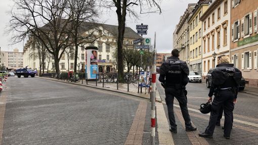 Die Polizei hat mit mehreren Beamten die Carl-Hofer-Schule in Karlsruhe durchsucht. Foto: dpa/Susanne Kupke
