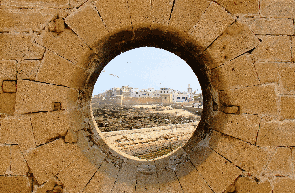 Bullauge in der Festungsmauer Essaouiras: Wer durch diese Öffnung ein Foto macht, so heißt es, kommt auf jeden Fall in die marokkanische Künstler- und Hafenstadt zurück.