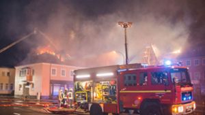 Ein Feuerwehrfahrzeug steht am 21. Feburar 2016 in Bautzen (Sachsen) vor einem brennenden Haus. In einer geplanten Flüchtlingsunterkunft war in der Nacht zu Sonntag ein Feuer ausgebrochen. Foto: dpa
