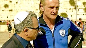 Fußballkämpfer vor der Klagemauer: Der israelische Funktionär (Moshe Ivgy, l.) und der deutsche Trainer (Detlev Buck) Foto: ZDF