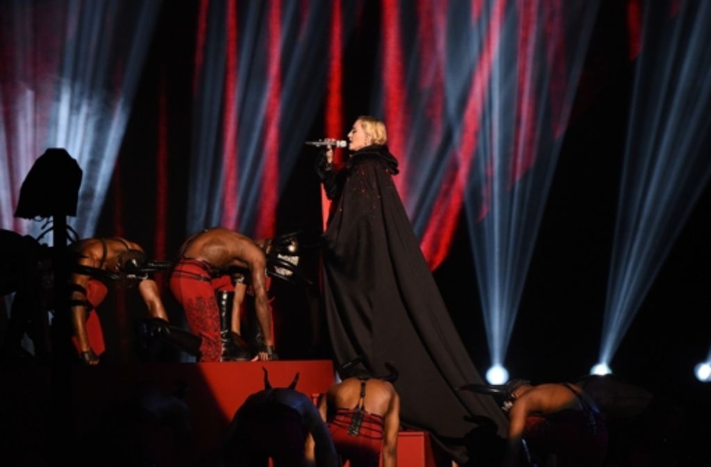 Madonna stürzt beim Auftritt. Foto: Getty Images Europe