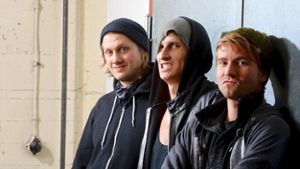 Die Musiker der Punkrockband Schmutzki (v.l) Beat Schmutz (Gitarre), Dany Maier (Bass), Florian Hagmüller (Schlagzeuger)  Foto: dpa