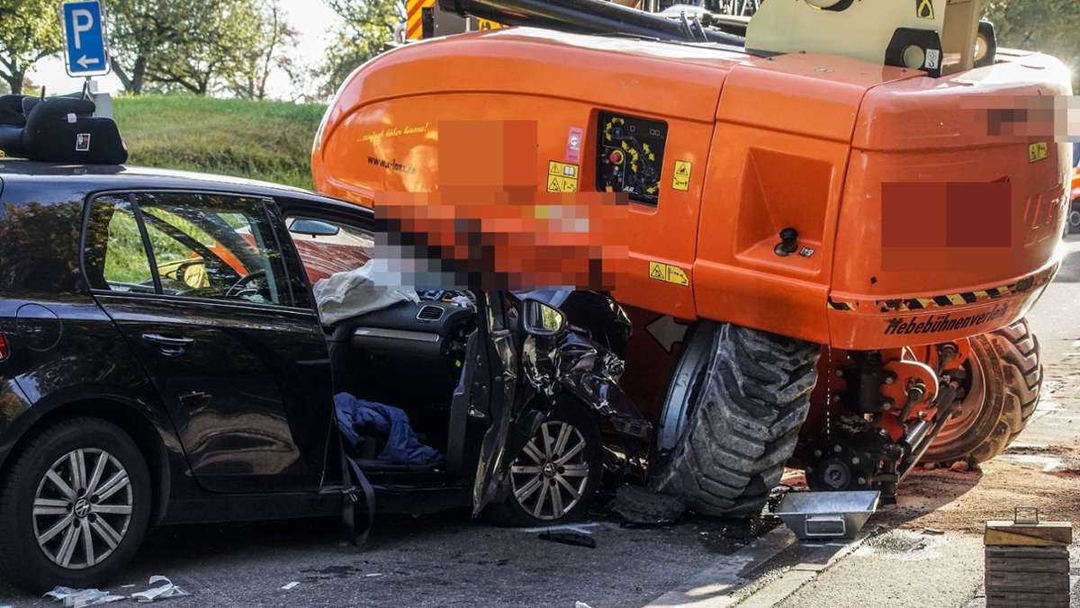 K 1017 Rutesheim-Flacht: VW kracht in Arbeitsmaschine – Insasse stirbt am Unfallort
