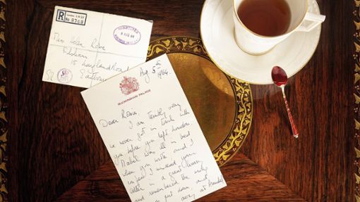 „Dear Rowie“ beginnt der Brief von Queen Elizabeth II. an ihre Hebamme. Foto: Auktionshaus Eppli