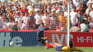 Andrés Escobar und der Moment, an dem das Schicksal seinen Lauf nimmt. Das Eigentor bei der WM 1994. Foto: dpa