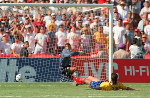 Andrés Escobar und der Moment, an dem das Schicksal seinen Lauf nimmt. Das Eigentor bei der WM 1994. Foto: dpa