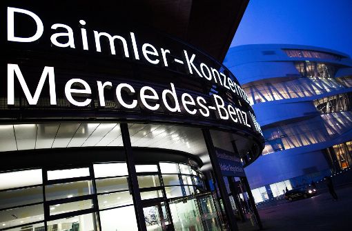Die Daimler-Konzernzentrale in Stuttgart. Im Hintergrund: das Mercedes-Benz-Museum. Foto: dpa