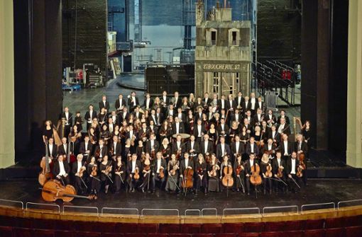 Das Staatsorchester Stuttgart mit Teilen des Bühnenbilds zu Gounods „Faust“ auf der Opernbühne Foto: Martin Sigmund
