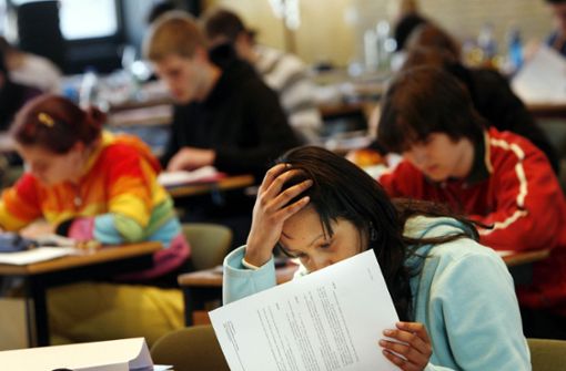 Weil die Prüfungsunterlagen an einer Realschule in Bad Urach geöffnet waren, muss die Prüfung im ganzen Land verschoben werden. Foto: dpa