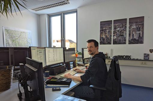 Im Büro in Waiblingen  hat  Cyberkriminologe Daniel Belz fünf Monitore zur Verfügung. Foto: privat