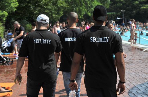 Privater Sicherheitsdienst in einem Berliner Freibad: In Stuttgart traten die „Sheriffs“ nicht so martialisch auf und werden dieses Jahr auch nicht mehr eingesetzt. Foto: dpa
