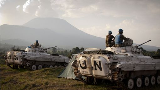 Indische Soldaten der Mission der Vereinten Nationen in der Demokratischen Republik Kongo (Monusco) sitzen 2012 auf Panzern auf einem Militärposten in Kibati. Foto: AFP/MICHELE SIBILONI