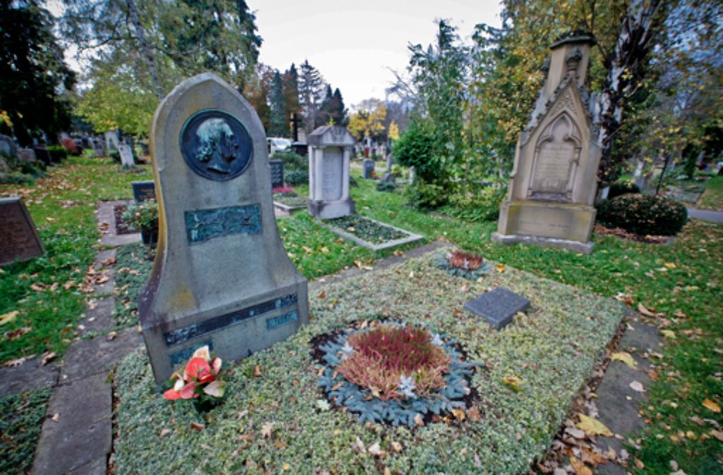 Seit 1875 ruht der  Dichters Eduard Mörike auf dem Pragfriedhof.  Zwei Jahre vor seiner Beisetzung wurde der Friedhof eingeweiht. Er hat  heute  29 000 Grabstellen. Welche Berühmtheiten sonst noch auf Stuttgarter Friedhöfen ruhen, zeigen wir Ihnen in unsere Bildergalerie.