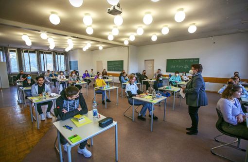 Am Mörike-Gymnasium verteilt Rektorin  Gerda Eller die Deutschaufgaben. Foto: Roberto Bulgrin