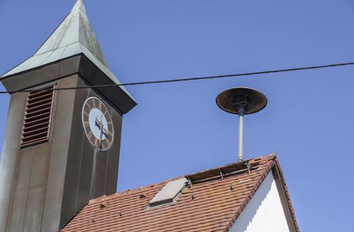 28 Sirenen gibt es noch im Landkreis Esslingen – etwa auf dem Rathaus in Nürtingen. Foto: Juergen Holzwarth