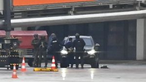 Die Polizei führt den Hamburger Geiselnehmer ab. Nach dem Vorfall entbrennt eine neue Sicherheitsdebatte. Foto: dpa/Jonas Walzberg