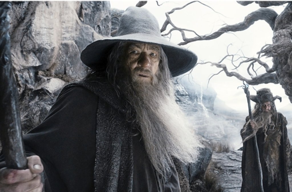 Ian McKellen spielt Gandalf.