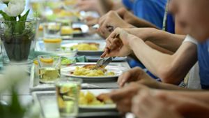 Das Essen soll teurer werden: Der Gemeinderat tagt nächste Woche. Foto: dpa/Franziska Kraufmann