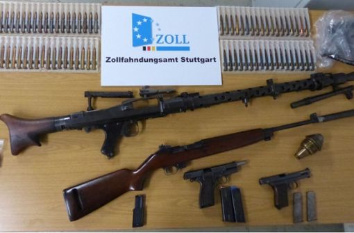 Bei dem Mann wurden reichlich Munition und Waffen gefunden. Foto: Zollfahndungsamt Stuttgart