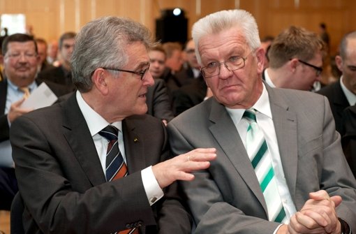 Der Vorsitzende des baden-württembergischen Beamtenbundes, Volker Stich (links) und  Ministerpräsident Winfried Kretschmann Foto: dpa
