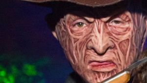 Mann in Freddy-Krueger-Kostüm schießt um sich