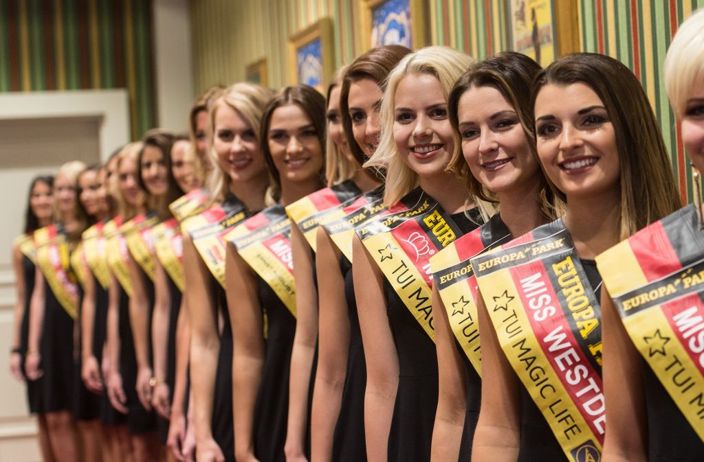 Diese 21 Kandidatinnen werden am kommenden Freitag gegeneinander im Finale für die Wahl der „Miss Germany 2017“ antreten.  Foto: dpa
