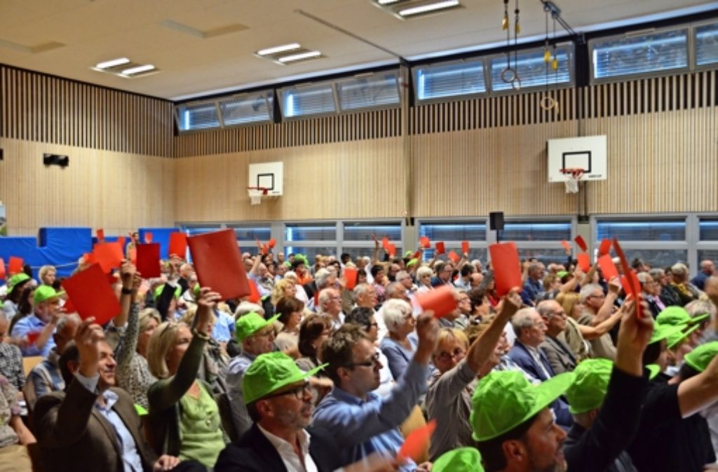 Rote Karten gegen die geplanten Windräder im Tauschwald. Bei der gemeinsamen Bezirksbeiratssitzung tun Bürger ihren Unmut kund.