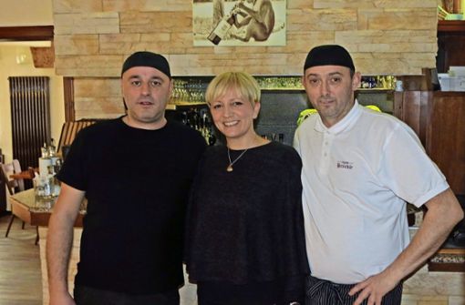 Zoran Dupor und  Sanja Dupor-Kulentic sowie einer der beiden Köche,  Marinko Govorcin (v.l.) Foto: Julia Bosch