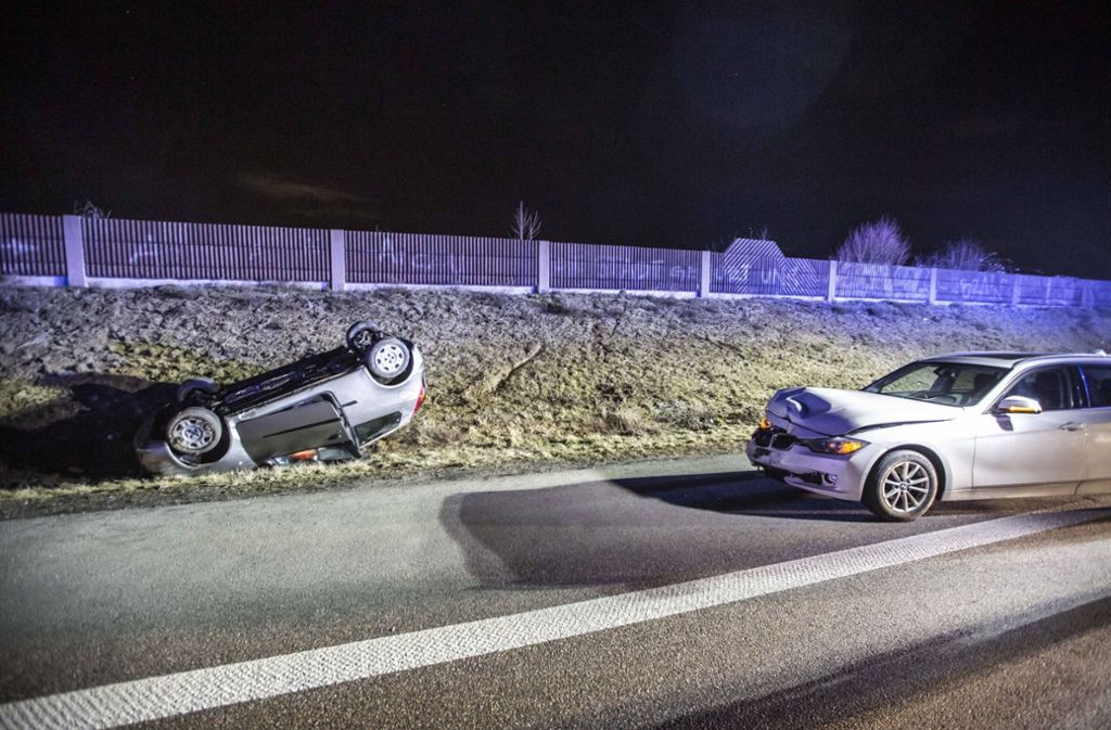 Ein 25 Jahre alter BMW-Fahrer fuhr auf der mittleren Spur. Vor ihm war ein 21 Jahre alter Fiat-Fahrer auf dem rechten Fahrstreifen unterwegs.