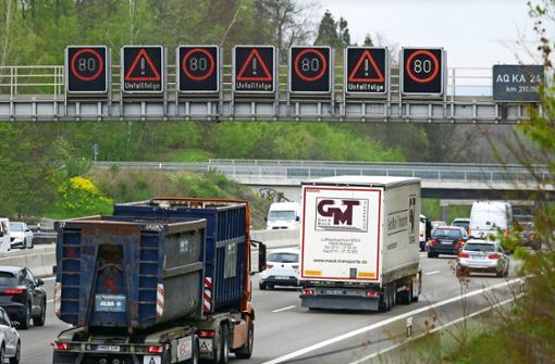 Kuriose Anzeige auf der A 8 Stuttgart–Leonberg: Tempo 80 wegen „Unfallfolge“ Foto: Simon Granville