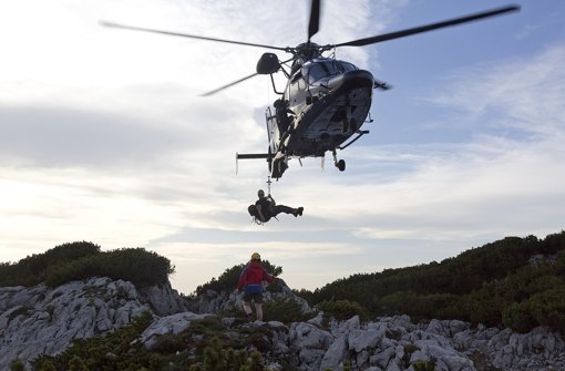 Hubschrauber bringen Helfer und Material zur Riesending-Schachthöhle. Foto: BRK/Getty Images